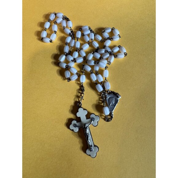 Vintage White Beaded Rosary With Crucifix & Virgin Mary Medallion Religion - Picture 6 of 7